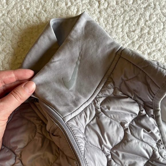 Nike Aerolayer Running Vest, gray/black. Women’s small - Picture 7 of 10